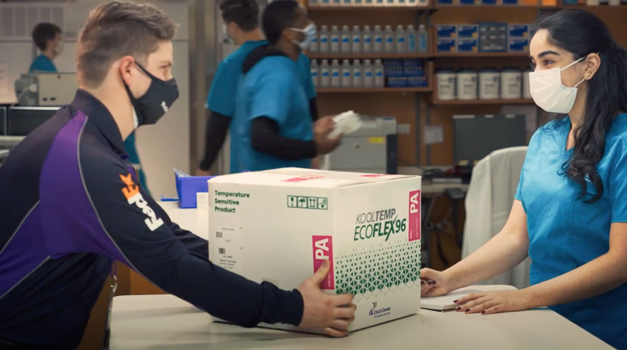 Con “Moving forward”, FedEx ci ricorda il suo ruolo chiave nella campagna vaccini