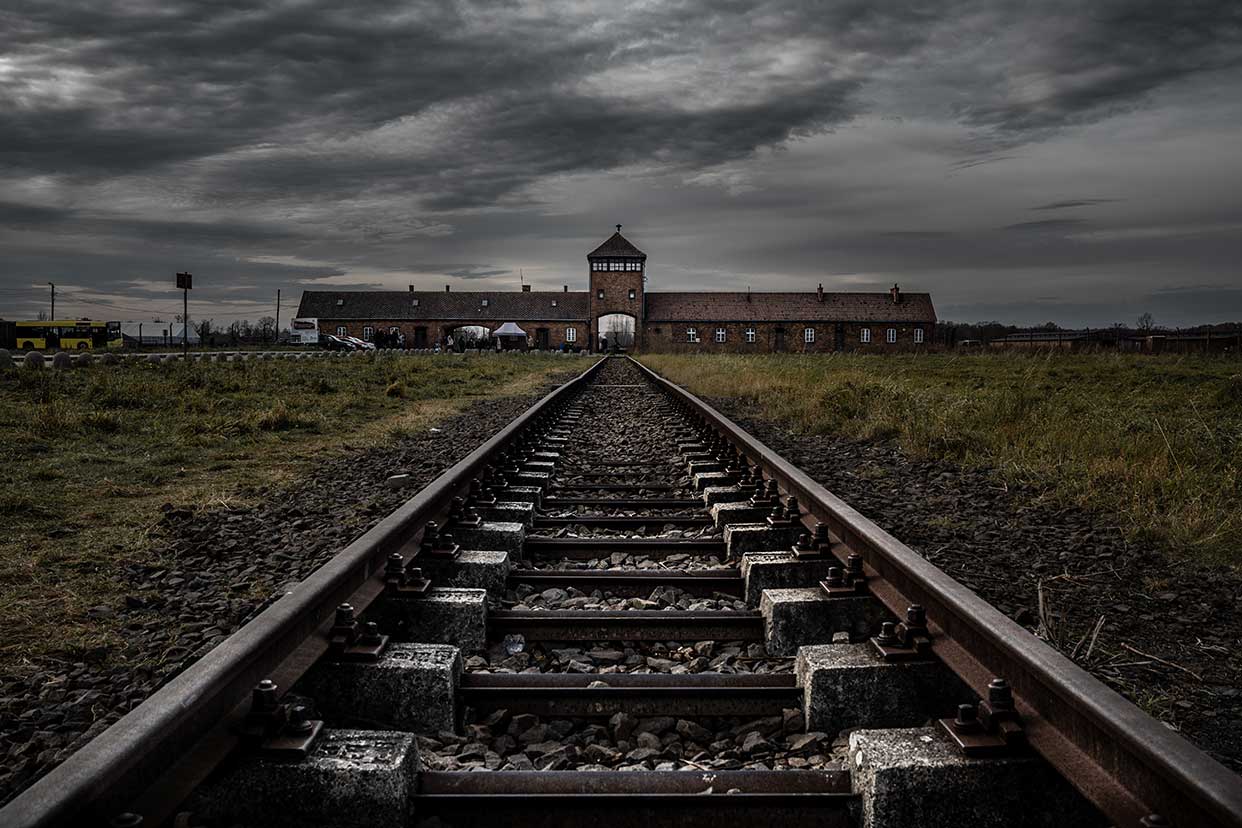 Lasciateci le ali. Il reportage fotografico di Kira Marinova su Auschwitz.