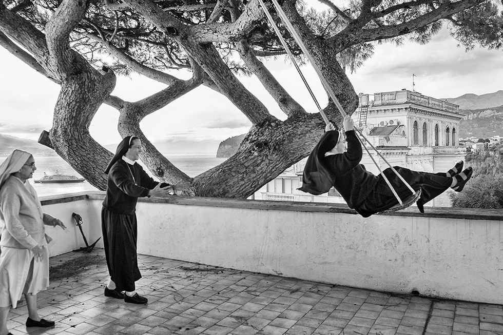 Raffaele Celentano in mostra. Italians e sirene incontrano i turisti dell’estate sorrentina